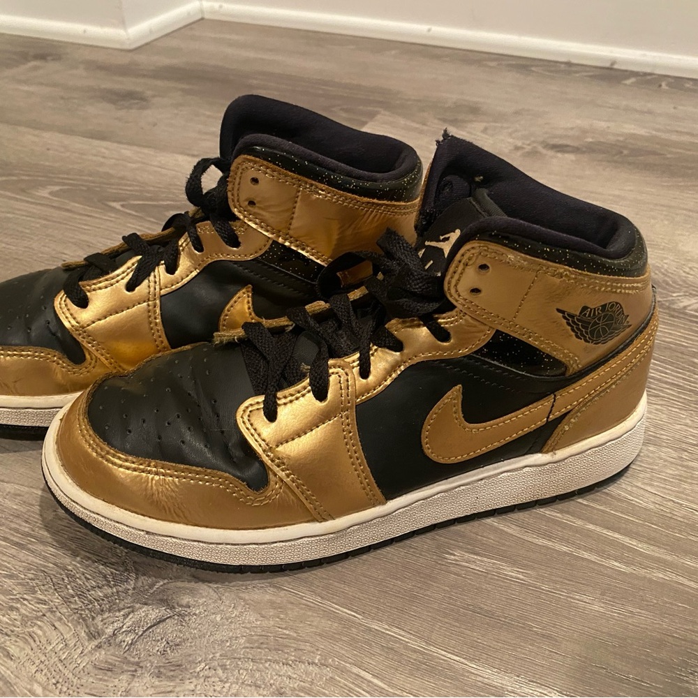 Nike Air Jordan Kids Sneakers in Black and Gold